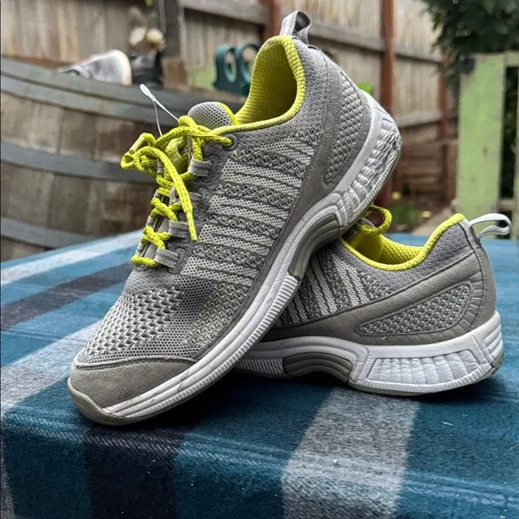 Ortho Feet Coral Knit Sneakers - Size 8 - Picture 4 of 6